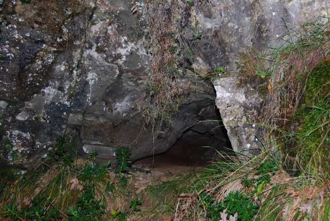 Angosta entrada a la cueva peque�a