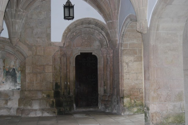 Portada rom�nica y detalle de las pinturas en el claustro